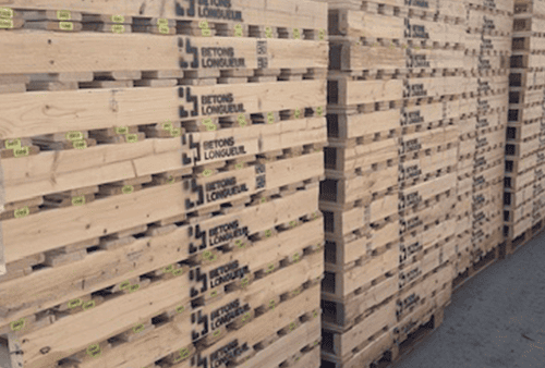 Grand empilement de palettes