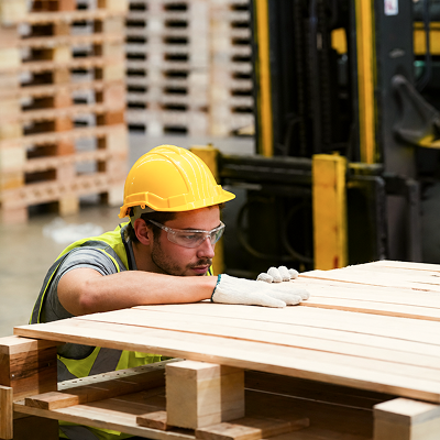 Employé vérifiant la qualité d'une palette