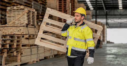 Employé transportant une palette