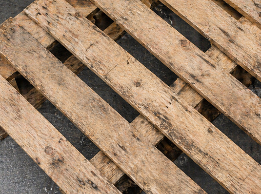Palette de bois usagée vue de près