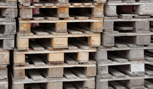 Empilement de palettes de bois